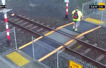 Roztargniona kobieta prawie rozjechana przez pociąg