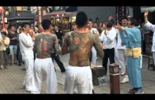 Yakuza świętuje zakończenie festiwalu Sanja Matsuri w Asakusa.