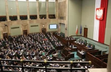 Nowy sondaż: PO i PiS po 25 proc. PSL i SLD poza Sejmem