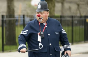 Policja w UK chce ścigać śmieszków za sarkastczne komentarze