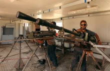 Libijscy rebelianci robia swoja improwizowana bron