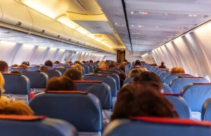 Brytyjska minister: Linie lotnicze celowo rozdzielają podróżujących razem