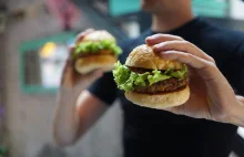 Stworzono pierwszego burgera ze sztucznego mięsa, które smakuje jak prawdziwe