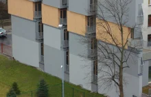 Krakowski apartamentowiec z widokiem na okno sąsiada...