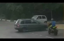 Motocyklista wbił się w samochód