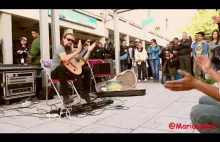 Mariusz Goli urządza gitarowy show na ulicach Maroka