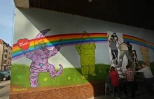 Wrocław ma nowy mural - krasnale na tle tęczy