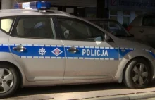 Kierowca wjechał w radiowóz i potrącił policjanta, jest poszukiwany.