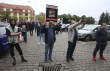 Witajmy uchodźców! Ostra dyskusja i policja (wideo, zdjęcia