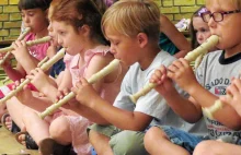 Radny Żoliborza alarmuje. Dzieci uczą się grać na fletach...