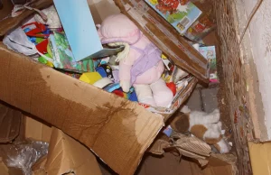 Część darów z akcji Pomóż Dzieciom Przetrwać Zimę znaleziona na wysypisku śmieci
