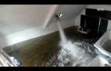 Co będzie jeśli do pokoju na ostatnim piętrze wlejemy nieograniczoną ilość wody?