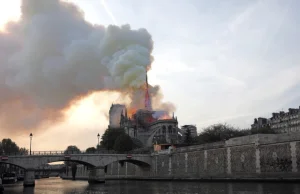 Pracownicy firmy remontowej palili papierosy na dachu Notre Dame