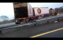 Kierowca zatrzymuje się na autostradzie zablokowanej przez dwie ciężarówki
