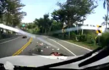 Czołowe zderzenie skutera z autem.