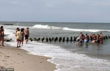 Akcja ratunkowa na plaży pod Darłowem. Ludzie utworzyli "łańcuch życia"