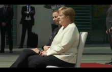 Merkel wyznacza nowe standardy, słuchanie hymnu na siedząco... z premier Danii