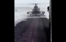 Pilot wojskowego helikoptera pyta kierowcę o drogę...