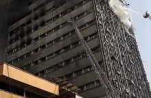 Moment zwalenia się płonącego budynku w Teheranie