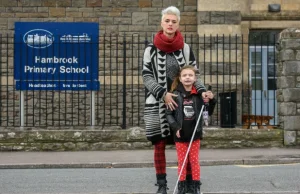 Brytyjskie BHP (H&S): Zabronili ślepej dziewczynce przychodzić do szkoły z kijem
