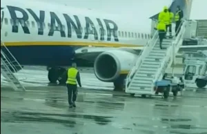 Samolot Ryanaira odladzany... wiadrem z wodą. Kompromitacja czy standard?