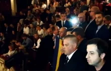 Patrioci zagłuszyli islamskie modły w operze! Zaśpiewali hymn Rumunii (WIDEO)