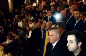 Patrioci zagłuszyli islamskie modły w operze! Zaśpiewali hymn Rumunii (WIDEO)
