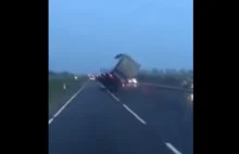 Opanowany kierowca ratuje ciężarówkę [video]