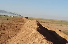 Iracki bojownik detonuje bombę pułapkę za pomocą AK47