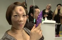 Nowy trend u Japończyków - robienie sobie precelka na czole [video]