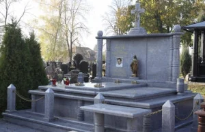 Cygańskie groby na cmentarzach. Przy grobach jedzą, piją... - zwyczaje w Łodzi