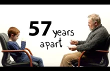 Chłopiec i starszy mężczyzna rozmawiają o życiu