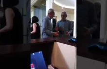 Pijany facet próbuje przejść przez lustro, ale przeszkadza mu jego odbicie xD