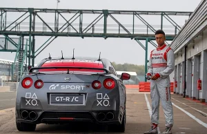 Nissan GT-R sterowany padem okrąża tor Silverstone z prędkością 211 km/h