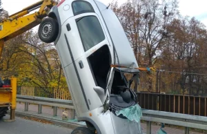 Auto koziołkuje i staje pionowo. Wysiada pijany kierowca w samej bieliźnie.