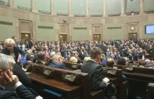 Posłowie PO zwariowali? Eksponują unijne flagi przy swoich miejscach w Sejmie