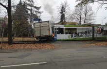 Zderzenie samochodu dostawczego z tramwajem [WIDEO].