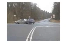 Pijany kierowca próbuje przejechać przez skrzyżowanie powodując wypadek (wideo)