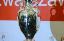 Puchar Euro 2012 jak złoty cielec - "adoracja" w Warszawie