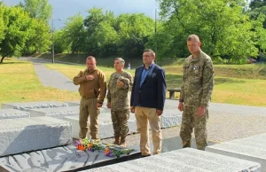 Oficerowie ukraińskiej armii złożyli kwiaty pod pomnikiem ofiar rzezi wołyńskiej