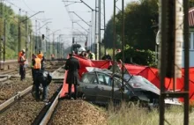Dwa pociągi uderzyły w auto. Szlaban był otwarty.