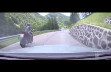 Brak wyobraźni motocyklisty na wąskiej, górskiej drodze.