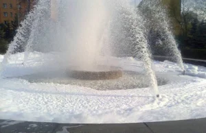 Ktoś wlał 8 litrów płynu do mycia naczyń do fontanny