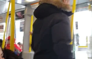 Mężczyzna w Szwecji prosi o ustąpienie miejsca w tramwaju