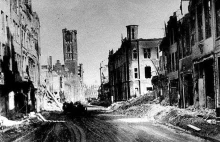 Zdjęcia gdańskiego Starego Miasta porównujące stan z 1945 roku z dzisiejszym