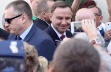 Prezydenci Andrzej Duda i Petro Poroszenko chcą zrównać ofiary z katami