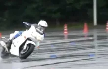 Pokaz umiejętności japońskiej policji motocyklowej na mokrej nawierzchni