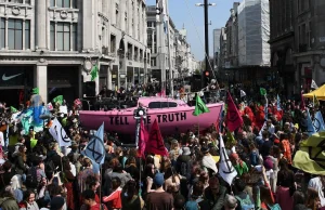 Aktywiści blokują Londyn. "Tak może być przez kolejne dni"