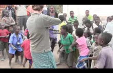 Dzieci w afryce po raz pierwszy słyszą muzykę skrzpcową.