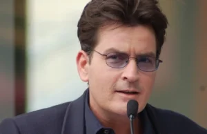 Charlie Sheen martwy. Jego pogrzeb oglądało 30 milionów